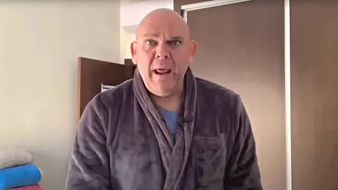 Comandante Lara contando un chiste en YouTube