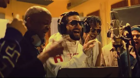 Maluma se estrena a ritmo de salsa junto con Marc Anthony en su nuevo tema 'La F&oacute;rmula'