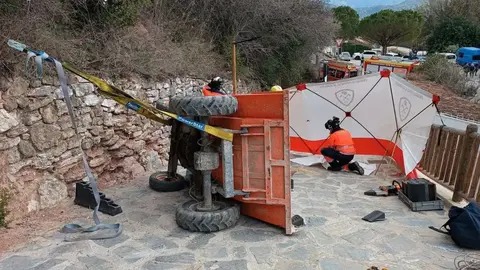Accidente laboral en M&aacute;laga. Muere un trabajador aplastado tras caerle encima un tractor