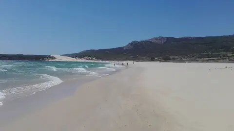 Este es el nuevo ataque sufrido por agentes de la autoridad en una playa de C&aacute;diz