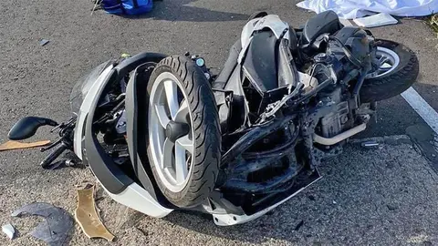 Este es el terrible choque entre una motocicleta de reparto y un coche en Granada
