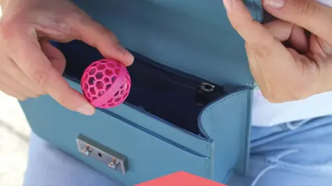 Adi&oacute;s migas de pan y suciedad con el truco de Amazon para tener el bolso siempre limpio