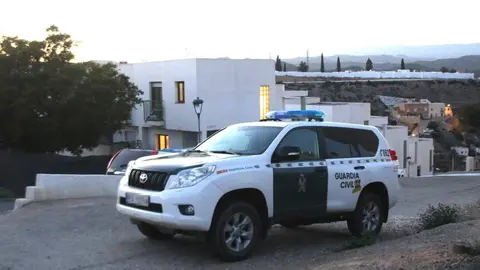Extra&ntilde;o suceso en Sevilla. Presuntos coches de Polic&iacute;a tirotean a un cami&oacute;n