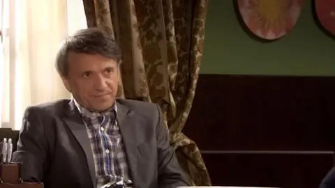 Jos&eacute; Mota lo peta con su nuevo v&iacute;deo simulando a un profesor que tiene man&iacute;a de un alumno