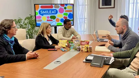 Responsables del Ayuntamiento con los miembros de SmileEat