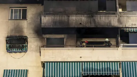 As&iacute; ha sido el espectacular incendio en un edificio de Adra (Almer&iacute;a). Hay hasta 30 desalojados