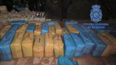 Frustran un alijo con 38 fardos de hach&iacute;s en las playas de C&aacute;diz. Los responsables logran huir