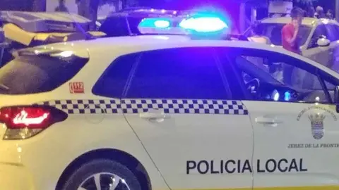 Un coche de la Polic&iacute;a Local en Jerez