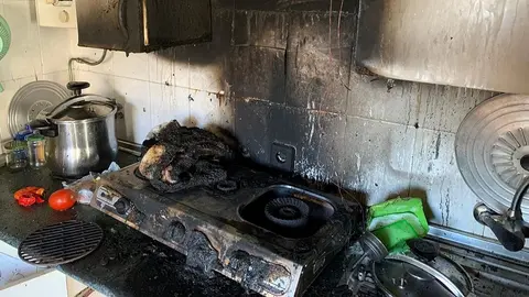 Un incendio quema por completo una casa en Almer&iacute;a. Un menor queda atrapado entre las llamas