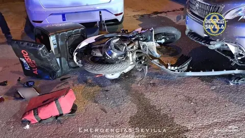 Circula en sentido contrario y arrolla a un repartidor de comida a domicilio en Sevilla
