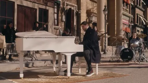 Melendi celebra sus 20 a&ntilde;os de carrera musical con su &uacute;ltimo tema 'Gracias Por Venir'