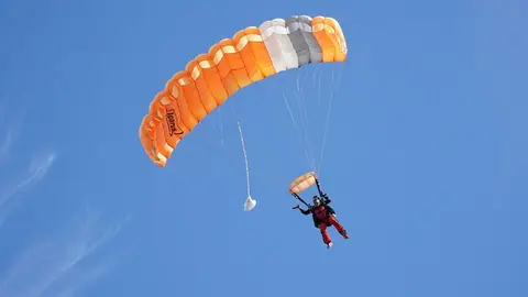 Muere un paracaidista en un mal aterrizaje junto al aer&oacute;dromo de Bollullos (Sevilla)