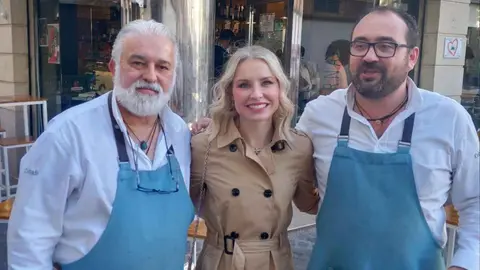La cantante Soraya junto a trabajadores de La Taberna Gourmet