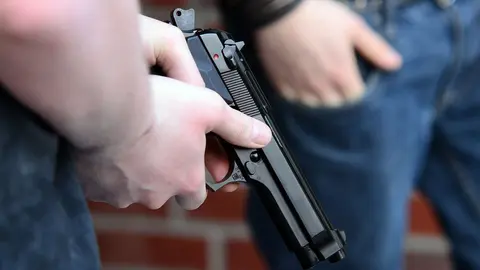 Pega una paliza a un hombre y le pone una pistola en la boca en Almer&iacute;a. Se libra de la c&aacute;rcel