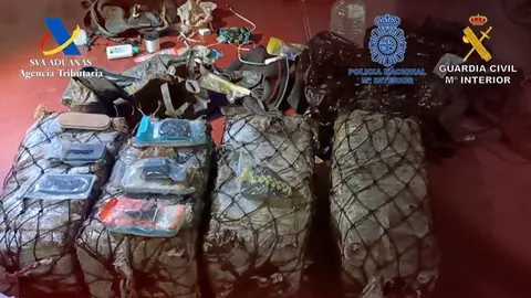 As&iacute; lo pillan en C&aacute;diz transportando 100 kilos de coca&iacute;na junto al ancla de un buque mercante