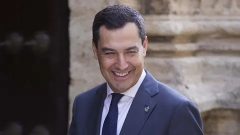 El presidente de la Junta de Andaluc&iacute;a, Juanma Moreno, durante la primera jornada del Pleno del Parlamento andaluz en el Parlamento de Andaluc&iacute;a, a 21 de diciembre de 2022 en Sevilla