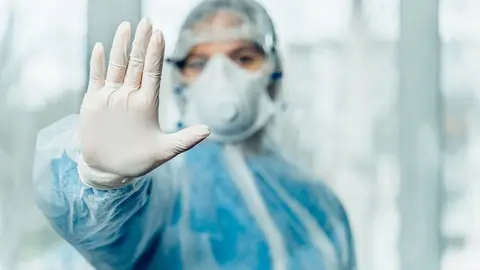 El drama de los sanitarios en Granada. Lanzan la pantalla de un ordenador contra una m&eacute;dica