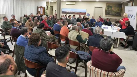 Garc&iacute;a-Pelayo en su reuni&oacute;n con la Uni&oacute;n de Hermandades y hermandades de Jerez