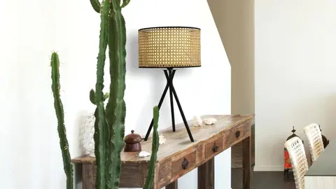 Dale un toque retro a tu sal&oacute;n con esta l&aacute;mpara de mesa de Leroy Merlin