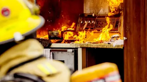 En llamas una vivienda en Isla Cristina (Huelva). As&iacute; se desencadena y se expande el fuego