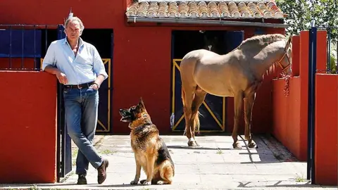 Bert&iacute;n Osborne junto a su perro Thor