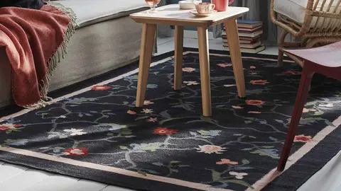 Ikea se pasa el juego con la alfombra que brinda al sal&oacute;n un floral toque de primavera