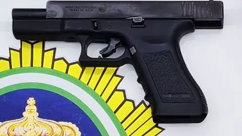 P&aacute;nico en Granada. Enca&ntilde;ona a un hombre con un arma en plena calle