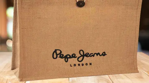 El bolso de Pepe Jeans en El Corte Ingl&eacute;s, a mitad de precio, que est&aacute; arrasando en ventas