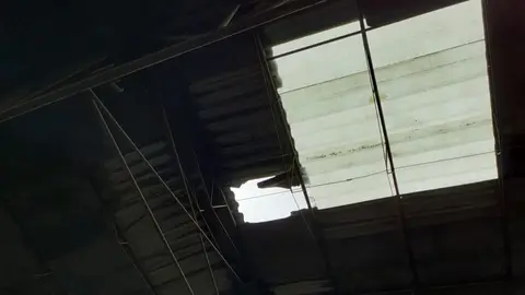 Muere un trabajador tras caer desde un tejado de varios metros de altura en una nave de Granada