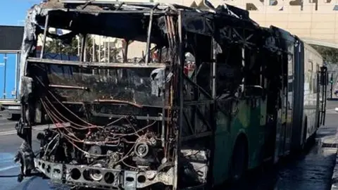 En llamas un autob&uacute;s de l&iacute;nea a la salida de Marbella. Estas son las consecuencias