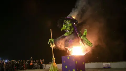 La quema de la Bruja Piti marca el final del Carnaval en C&aacute;diz