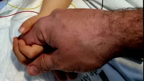 Jes&uacute;s Catal&aacute;n 'El Kata' cogiende la mano a su hijo