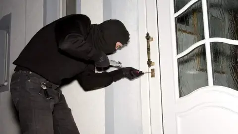 Roba en varias viviendas de Roquetas. Esta es la curiosa manera en la que fue identificado