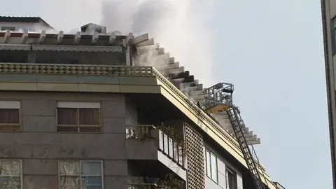 En llamas un &aacute;tico en Benalm&aacute;dena (M&aacute;laga) con una persona atrapada por el fuego