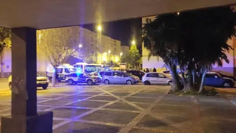 Este es el terrible choque entre un autob&uacute;s urbano y un coche en C&aacute;diz. Hay varios heridos