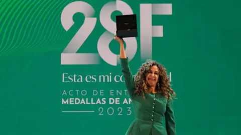 Rosario Flores con el t&iacute;tulo de Hija Predilecta de Andaluc&iacute;a de Lola Flores