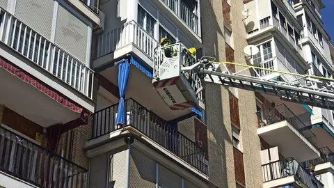 Cae sobre la acera una cornisa en el barrio sevillano de Triana