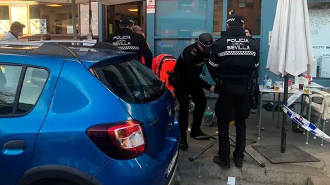 Muere un hombre tras sufrir un desvanecimiento en un bar de Sevilla. Se investigan las causas