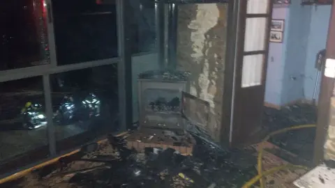 Un muerto y 5 heridos tras el devastador incendio de una casa en Carmona (Sevilla)