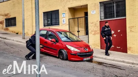 Pierde el control del coche y derriba una farola en Jerez