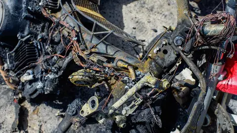 Una moto calcinada en una foto de archivo