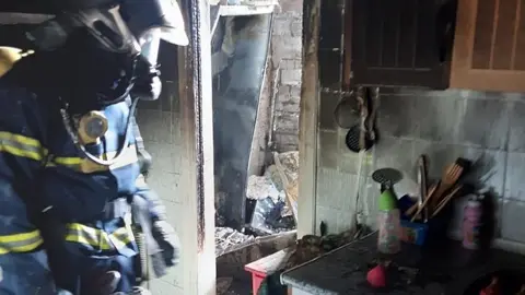 En llamas una vivienda tras un devastador incendio en M&aacute;laga. Varios atrapados por el fuego