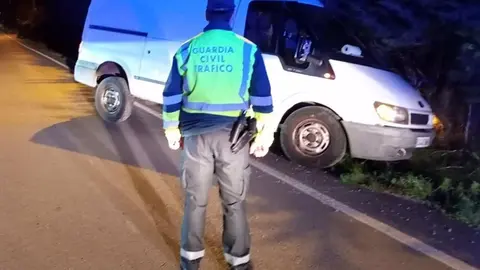 As&iacute; se sale un coche con varios ocupantes de una carretera en C&oacute;rdoba