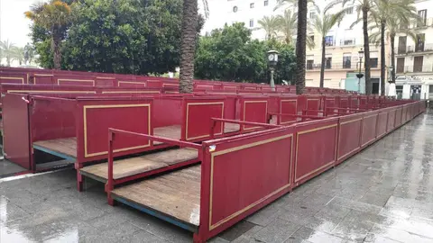 Montaje de los palcos de la Semana Santa en la plaza del Arenal de Jerez