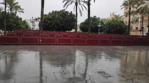 Montaje de los palcos de la Semana Santa en la plaza del Arenal de Jerez