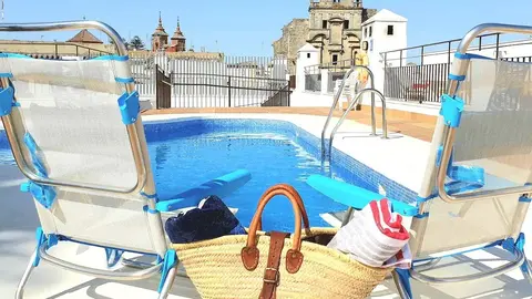 El apartamento para dos que se alquila en el centro de Jerez con parking y piscina a m&aacute;s de 3 mil el mes