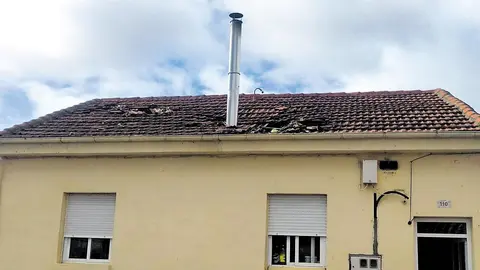 El fuego vuelve a hacer de las suyas en Granada. El tejado de una casa arde y crea el p&aacute;nico