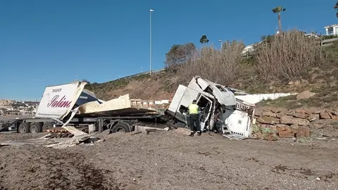 Este es el lamentable estado en el que conduce un cami&oacute;n que sufre un accidente en M&aacute;laga