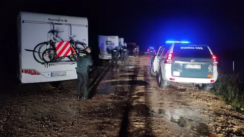 As&iacute; acaban con un campamento ilegal con m&aacute;s 100 caravanas asentadas en C&aacute;diz