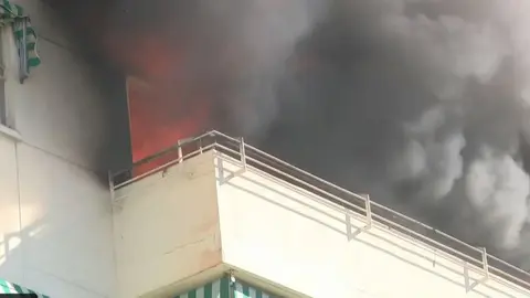 Tremendo incendio en un piso en C&oacute;rdoba. Hasta 16 viviendas desalojadas